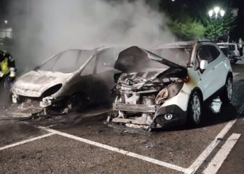 Un incendio devora dos turismos estacionados frente a la iglesia de Vegadeo