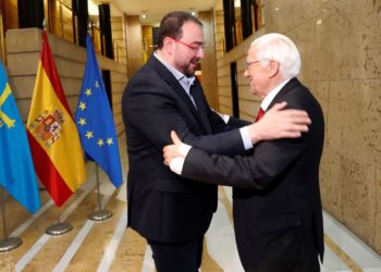 Barbón recibe al Padre Ángel en «una de esas visitas que prestan sobremanera»