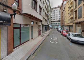 Un varón es trasladado al hospital por inhalación de humo al incendiarse su vivienda en Gijón