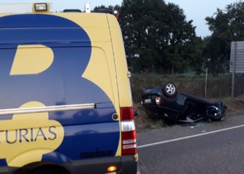Un turismo vuelca en Siero y deja a una mujer y a un menor heridos