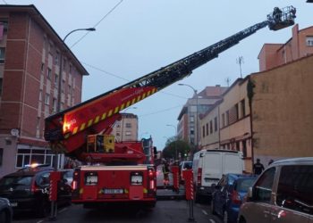 GALERÍA | Prende fuego a una vivienda de la calle Leopoldo Alas y se da a la fuga