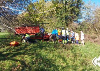 Herido un hombre de 83 años tras quedar atrapado bajo un tractor en Piloña