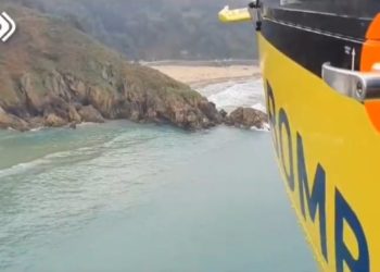 Los Bomberos evacúan a un hombre que se lesionó en la playa de El Tranqueru