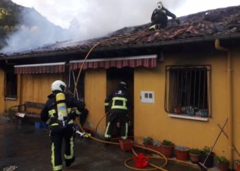 Un incendio quema parte de una vivienda en Piloña