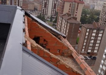 El viento arranca parte de la cubierta de un edificio en la calle Puerto de Tarna