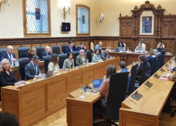 La oposición en bloque carga contra el Ejecutivo gijonés por su alianza con Oliver Suárez