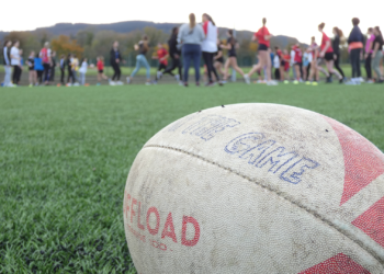 El Gijón Rugby Club reúne a medio centenar de mujeres alrededor de este deporte