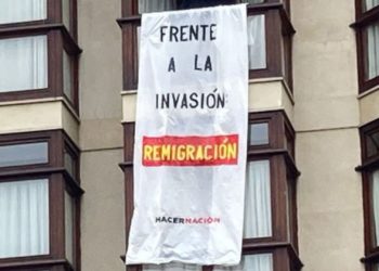 El grupo ultraderechista Hacer Nación Asturias clama contra la inmigración desde el Hotel Begoña