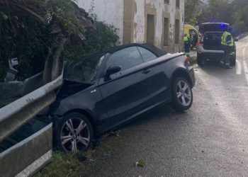 Herido el conductor de un turismo al estrellarse contra un quitamiedos en el cruce de Vallobil, en Parres