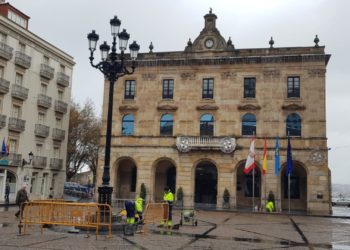 Un árbol de Navidad sustituirá la farola central de la plaza Mayor durante las fiestas navideñas