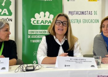 Espina pide a los sindicatos a respaldar una bajada de ratios para situar Asturias a la cabeza de España