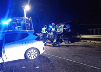Tres heridos al chocar frontalmente dos turismos en el corredor del Nalón