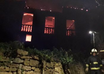 Un incendio calcina una casa en Grado