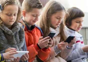 Madrid, Galicia y La Mancha son las únicas regiones que prohíben el uso de móviles en los colegios