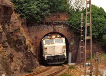 El descarrilamiento de una locomotora corta la circulación ferroviaria entre Asturias y León