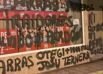 «Etarras, traidores»: Barbón condena las pintadas de la sede socialista en Llanera