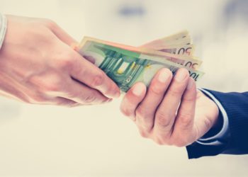 Sientan en el banquillo a un hombre acusado de estafar a una mujer en una transacción inmobiliaria