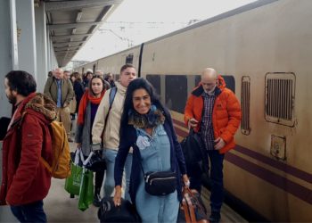 Los primeros viajeros de la alta velocidad a Asturias llegan a Gijón: «Somos historia sobre raíles»