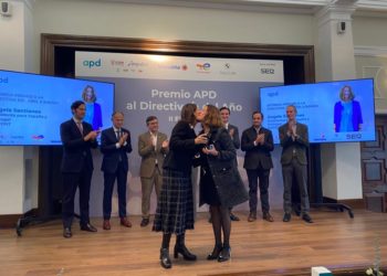 La langreana Ángela Santianes recibe el premio APD a directiva del año