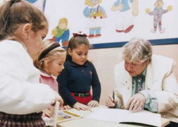 Una versión asturiana para conmemorar los 25 años de la muerte de Gloria Fuertes