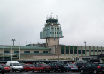 El temporal obliga a desviar a Santiago uno de los vuelos procedentes de Madrid