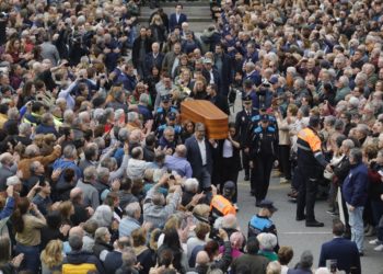 GALERÍA | Lágrimas, aplausos y vítores; las multitudes dan su último adiós a Aníbal Vázquez