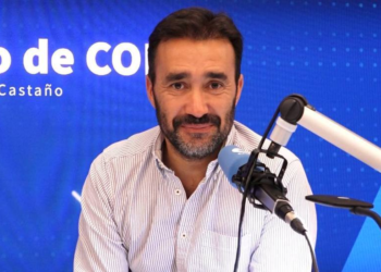 Juanma Castaño recibe la Antena de Oro con una emotiva dedicatoria por partida doble