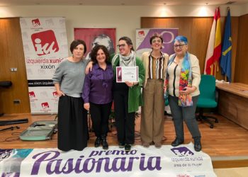 Aitana Castaño recibe el Premio Pasionaria: «Va dedicado a las mujeres que nos trajeron hasta aquí»