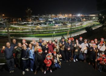 Una guirnalda y un adorno en una farola: El Muselín inaugura la Navidad denunciando la “miserable” iluminación
