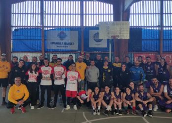 El Cimavilla Basket y Funeraria Gijonesa recogen juguetes en favor de Cruz Roja