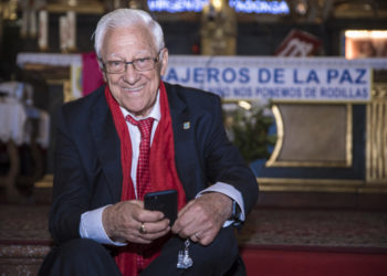 La ONG del Padre Ángel organiza una cena para más  de 100 personas sin hogar en el Teatro Real