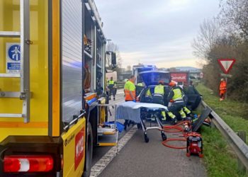 Herido grave el conductor de un turismo al empotrarse contra la trasera de un camión en Siero
