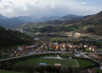 VIDEO | El vuelco de un camión obliga a cortar la AP-66 en sentido León desde Campomanes