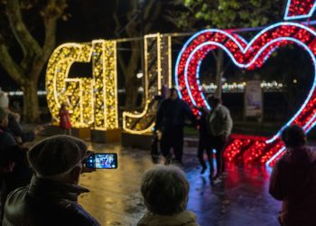 GALERÍA | La Navidad ya ilumina las calles de Gijón