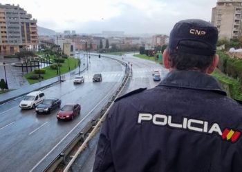 VIDEO | Un policía fuera de servicio evita que una joven se lance a la Ronda Sur de Oviedo