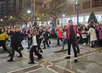 GALERÍA | Así volvieron a la vida Michael Jackson y su ‘Thriller’ en el paseo de Begoña