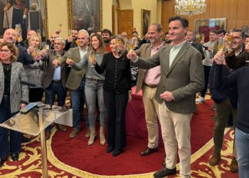 La Corporación brinda con la prensa de Gijón