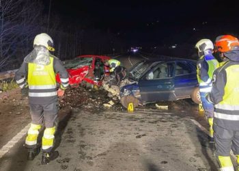 Una colisión entre dos turismos en El Entrego deja una mujer fallecida y dos hombres heridos