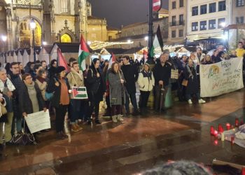 Asturies con Palestina se concentra en Oviedo para denunciar la «matanza de niños palestinos»