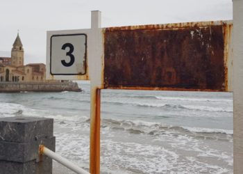 XIXONAES | Un cartel muy poco práctico en pleno Muro de San Lorenzo