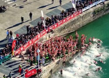 VIDEO | «El agua, bien, y con el chocolatín, bárbaro», sentencian los nadadores de la Travesía de Navidad