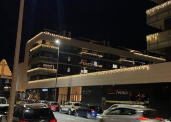 Viesques premia las mejores decoraciones navideñas de sus escaparates y urbanizaciones
