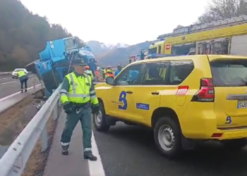 Vídeo | Vuelca en la AP-66 un camión con fardos de hierba