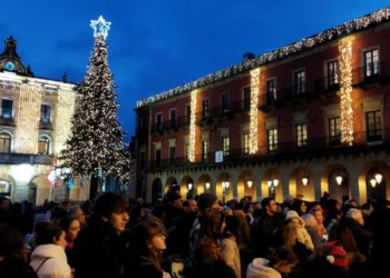 GALERÍA | La Navidad ya ilumina las calles de Gijón