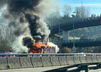 Un camión en llamas activa las alarmas en la entrada a Gijón por El Llano