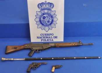 Acuden a un domicilio de Oviedo por un intento de suicidio y encuentran un arsenal militar