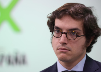 Tirón de orejas de Vox para los populares por pactar con el PSOE: «El golpe de Estado de Sánchez avanza»