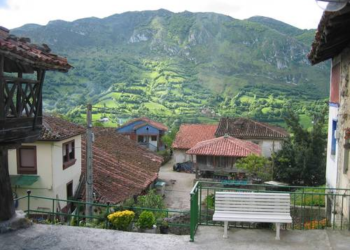 Alcaldesa y administrativa: las tareas de la regidora de Yernes y Tameza ante la falta de personal