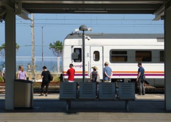 Adiós a los patinetes eléctricos en el tren: RENFE les prohíbe acceder a ellos desde hoy