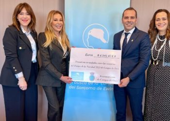 Ana Obregón recoge la donación hecha por el Ayuntamiento de Cangas de Onís a la Fundación Aless Lequio